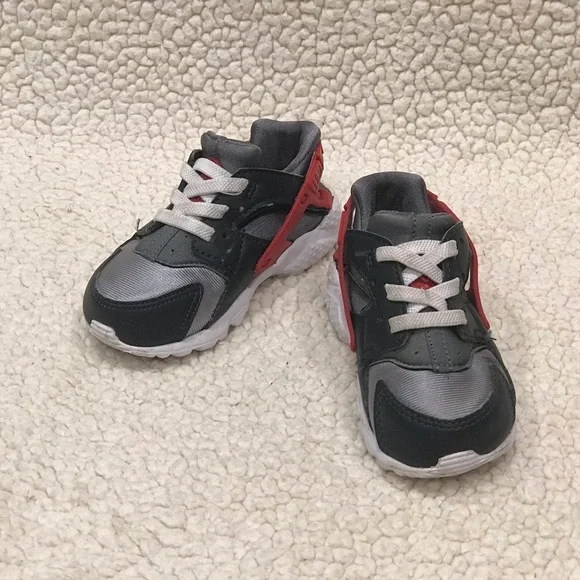 Nike Fashion Athletic Shoes
Toddler Boy or Girl Size 6
Smoke Free Home
Bundle & - Picture 5 of 13
